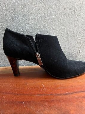 Cute Women’s Black Suede Ankle Bootie with Side Zip!